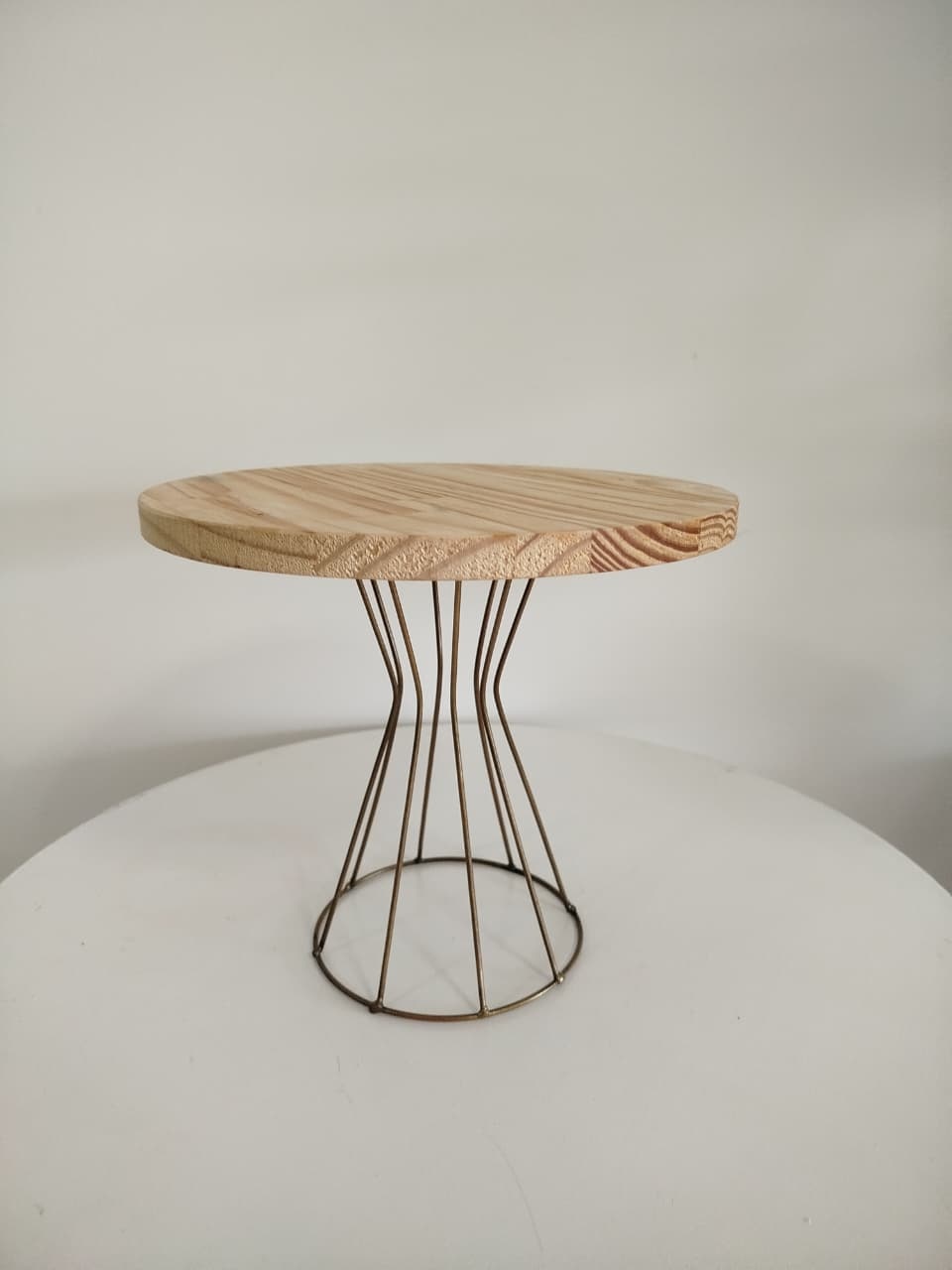 Boleira Dourada Pinos G - Decoração de Mãe