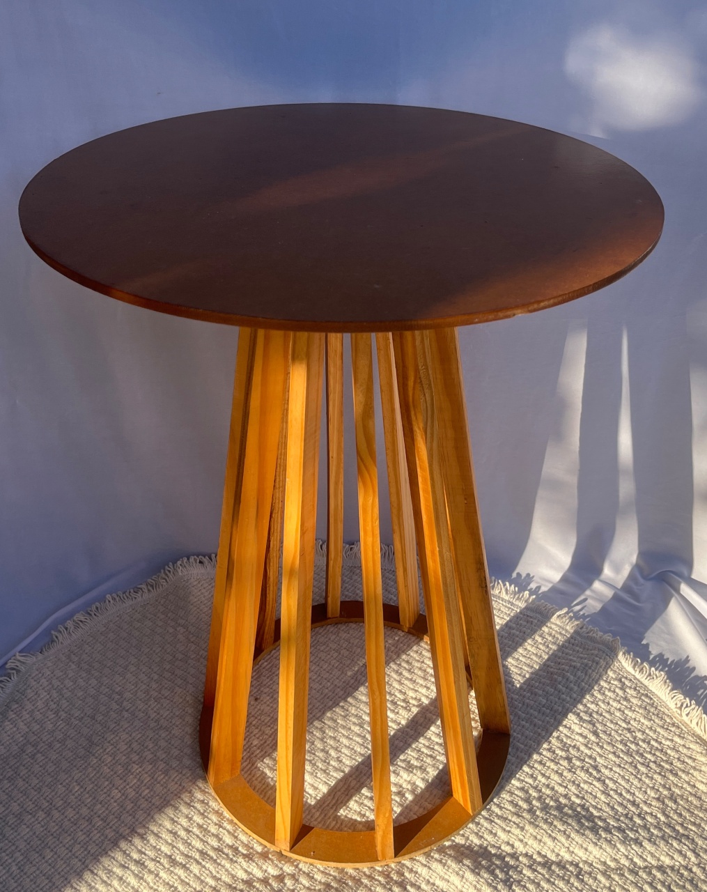 Mesa Ripada Redonda - Sileni Rocha decorações