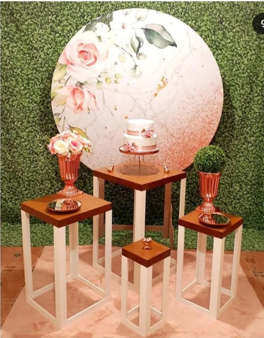 Kit Rosas Gold Com Mesa Vazada Branca - Festafy locações