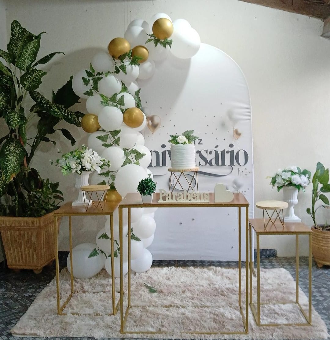 Painel Romano Feliz Aniverário Com Mesas - Bel Decora Pegue e Monte