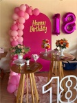 Painel Romano Rosa Pink Com Mesas de Madeira E Numeros - imagem 2