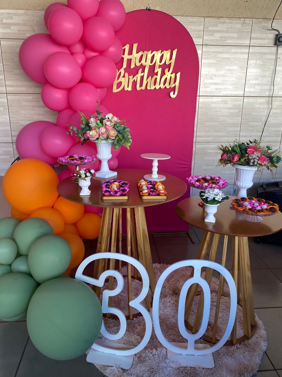 Painel Romano Rosa Pink Com Mesas de Madeira E Numeros - Bel Decora Pegue e Monte