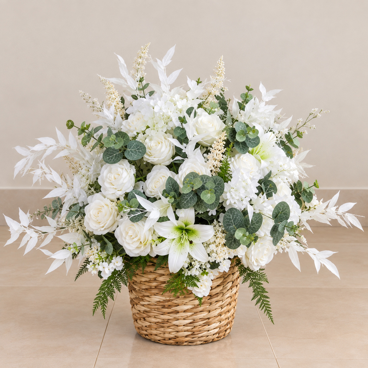 Arranjo Floral Branco Em Cesto - Fábrica de Emoções Locações
