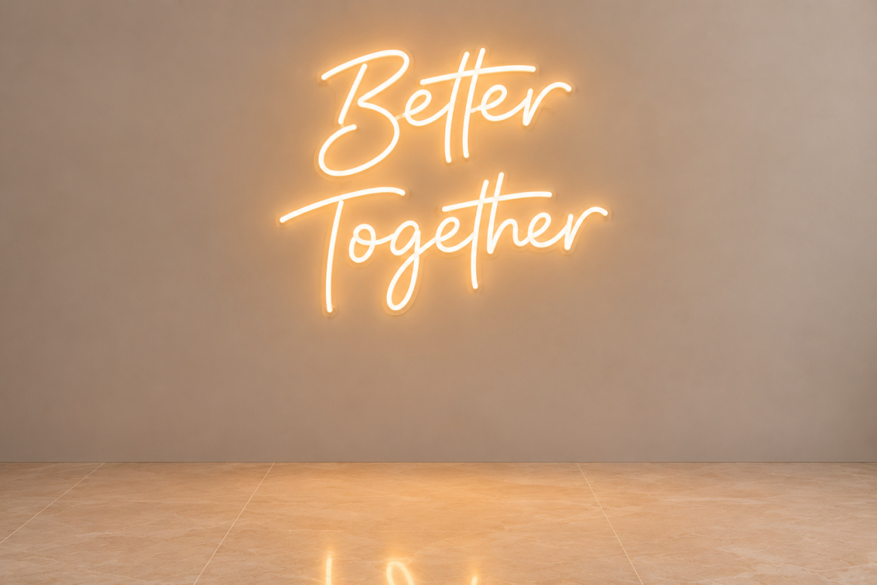 Letreiro Neon “Better Together” - Fábrica de Emoções Locações