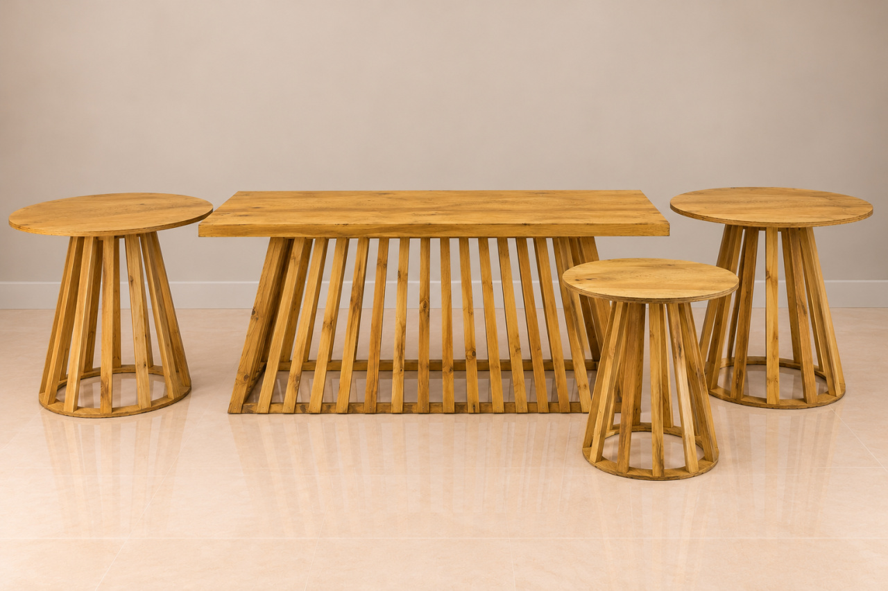 Conjunto de Mesas Ripadas Em Madeira Pinus | 4 Peças - Fábrica de Emoções Locações