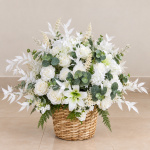 Arranjo Floral Branco Em Cesto - imagem 1