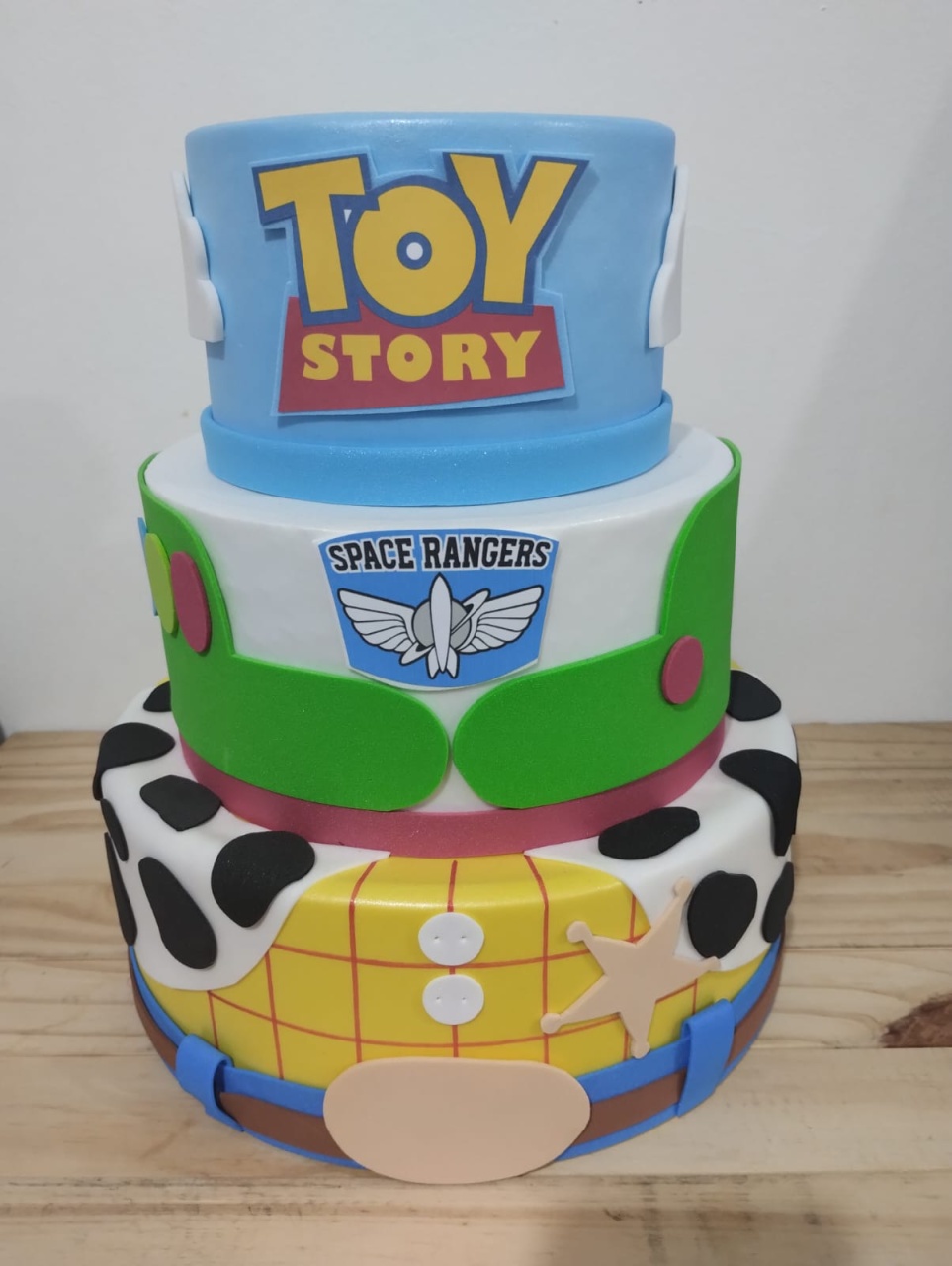 Bolo Fake Toy Story 3 Andares - Amiga Festeira Decorações 