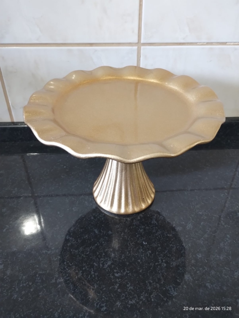 Boleira Dourada Alta de Cerâmica - Amiga Festeira Decorações 