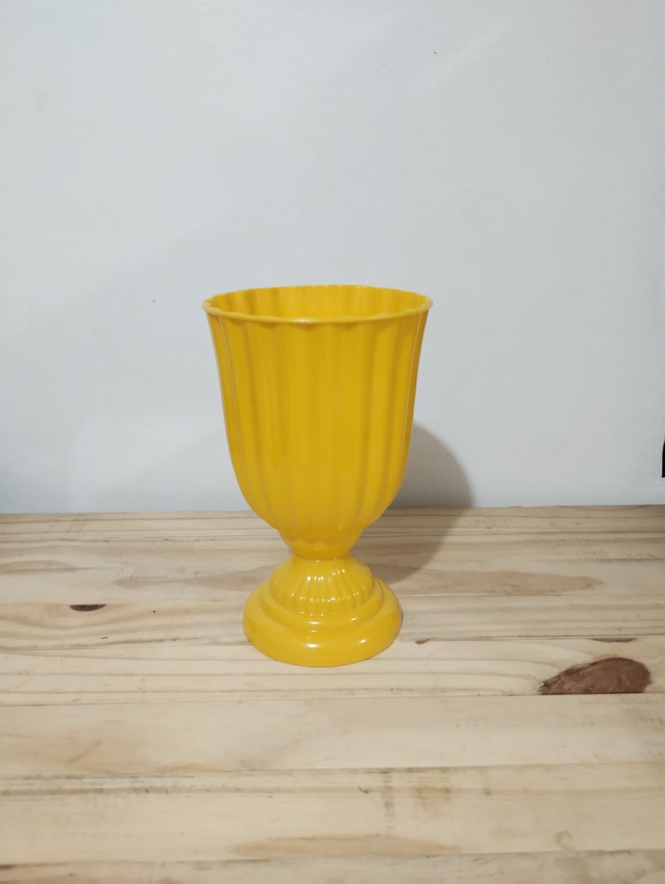 Vaso de Plástico Amarelo Tam M - Amiga Festeira Decorações 