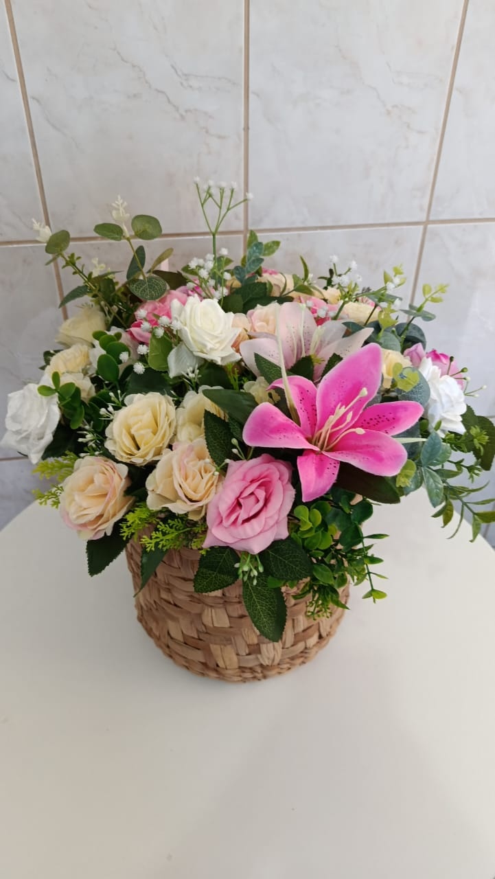 Cesto de Palha Natural Com Arranjo Floral - Amiga Festeira Decorações 