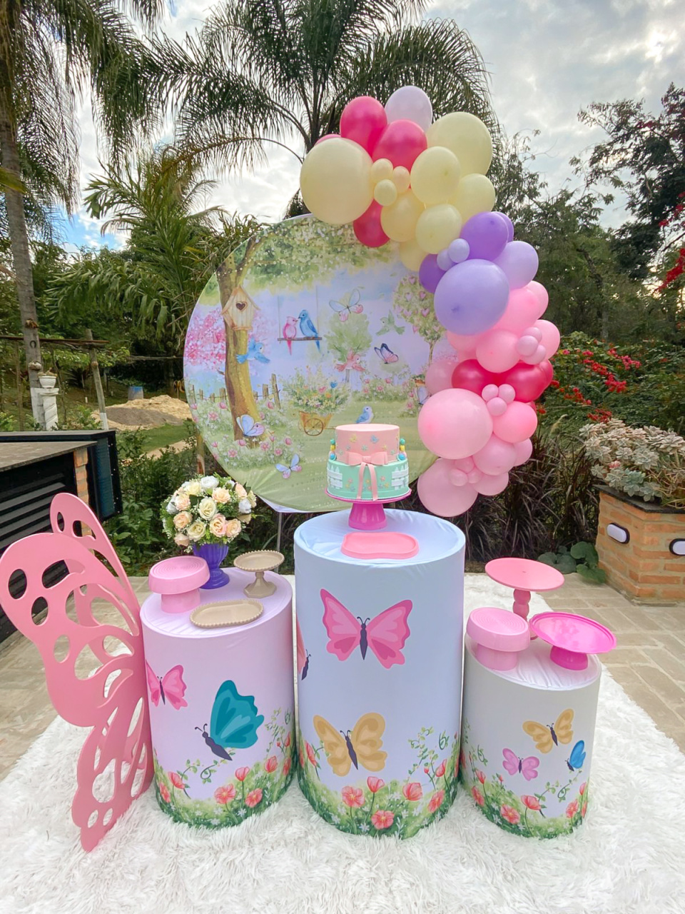 Jardim Encantado Com Arco de Balões Orgânico Pegue Monte - Amiga Festeira Decorações 