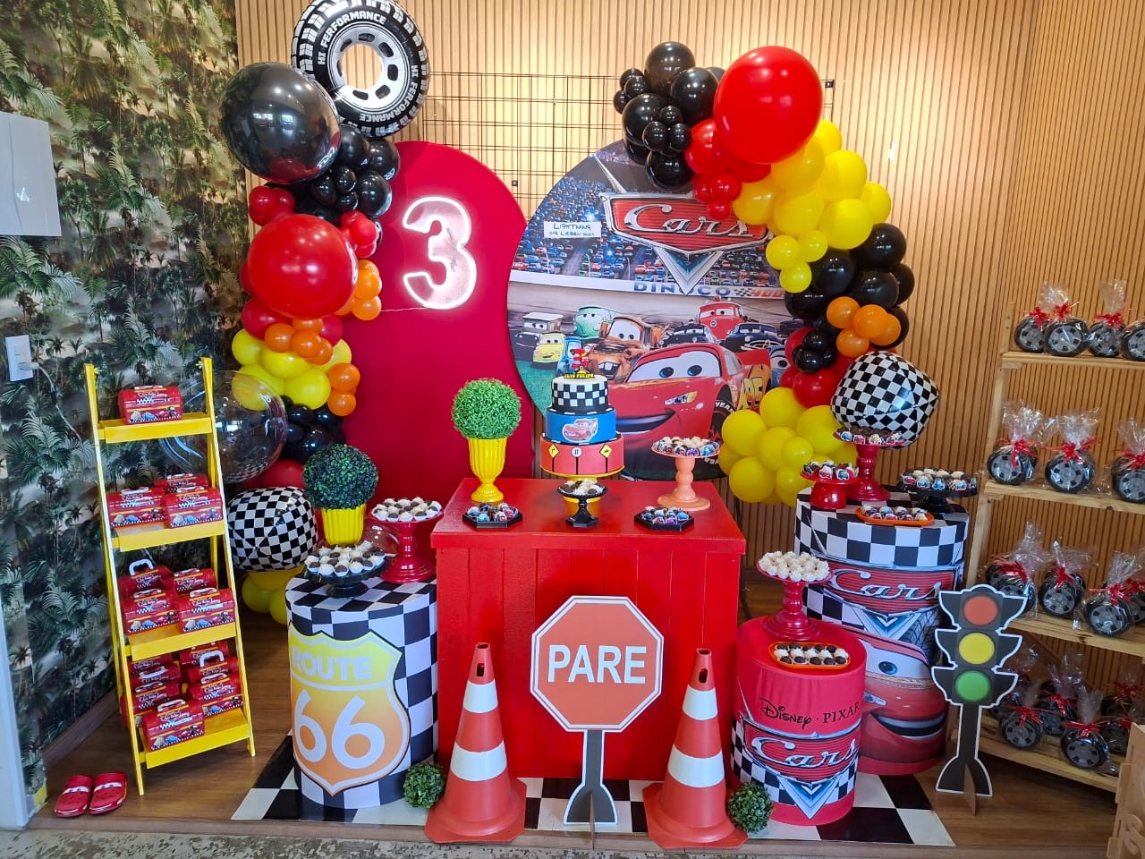 Carros Relâmpago Mcqueen Montagem da Festa - Amiga Festeira Decorações 