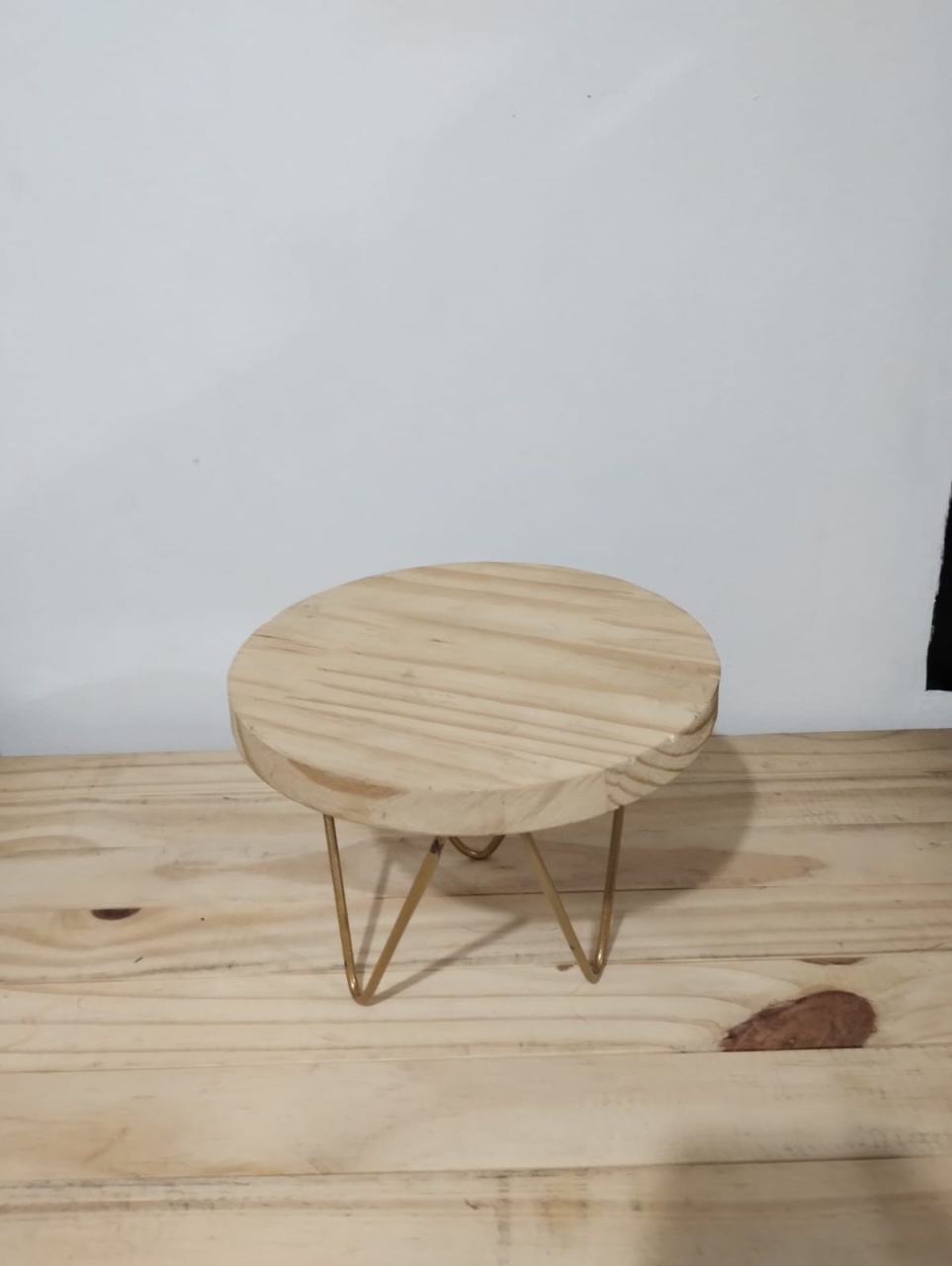 Porta Doces de Pinus E Base de Ferro Dourada P - Amiga Festeira Decorações 
