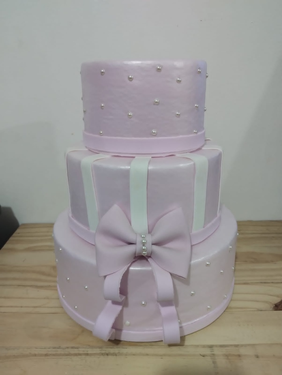 Bolo Fake Rosa E Branco Laço 3 Andares - Amiga Festeira Decorações 