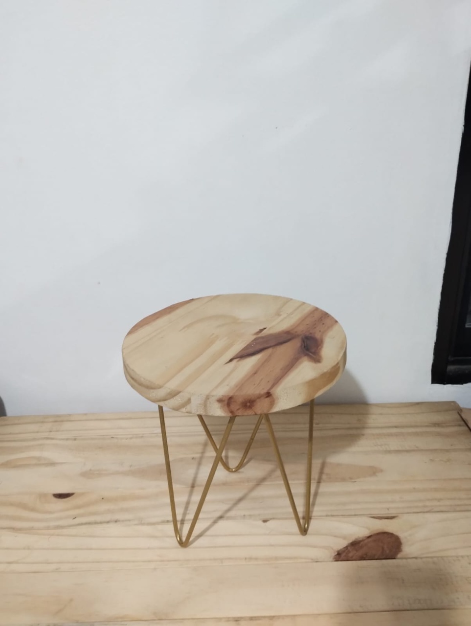 Porta Doces de Pinus E Base de Ferro Dourada M - Amiga Festeira Decorações 