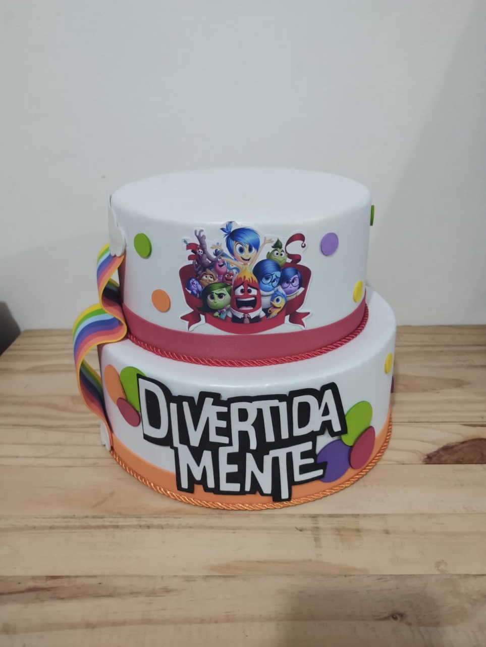 Bolo Fake Divertidamente 2 Andares - Amiga Festeira Decorações 
