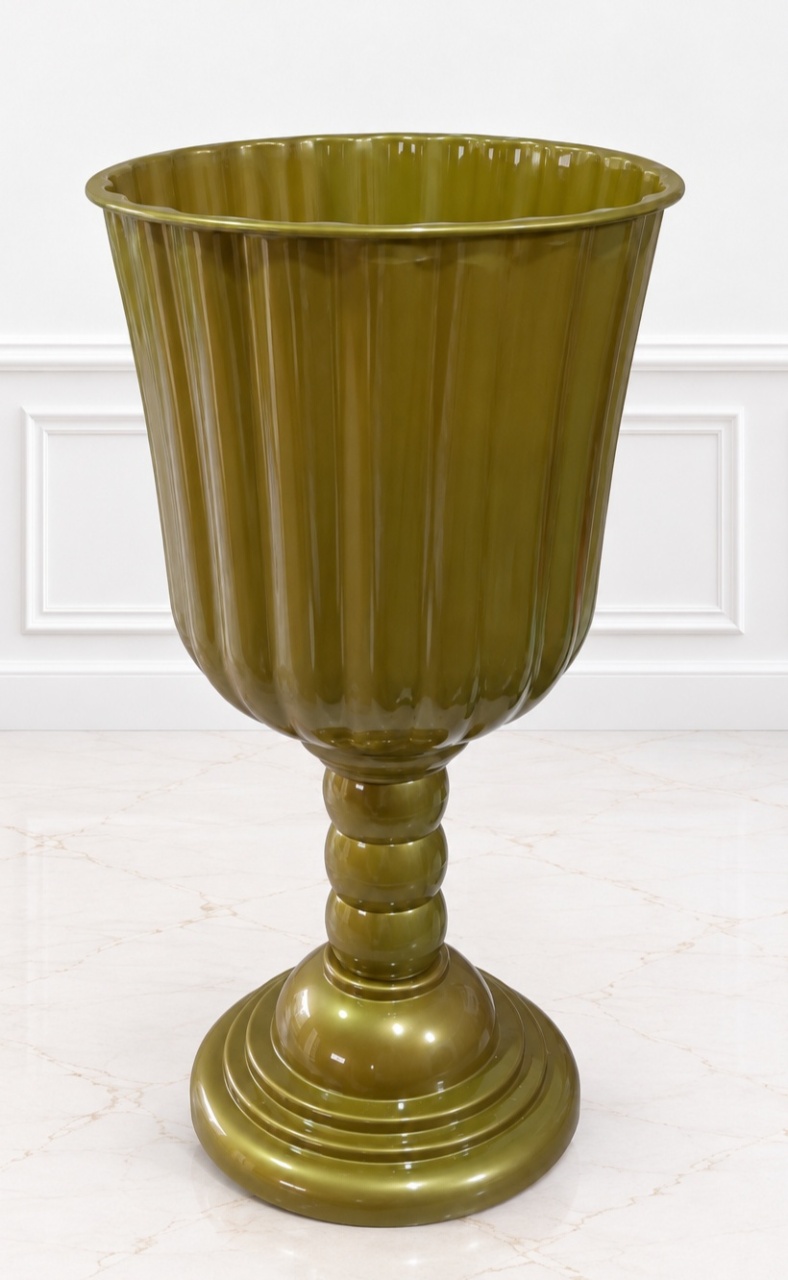 Vaso Dourado. - Carla Ferrari Pegue e Monte
