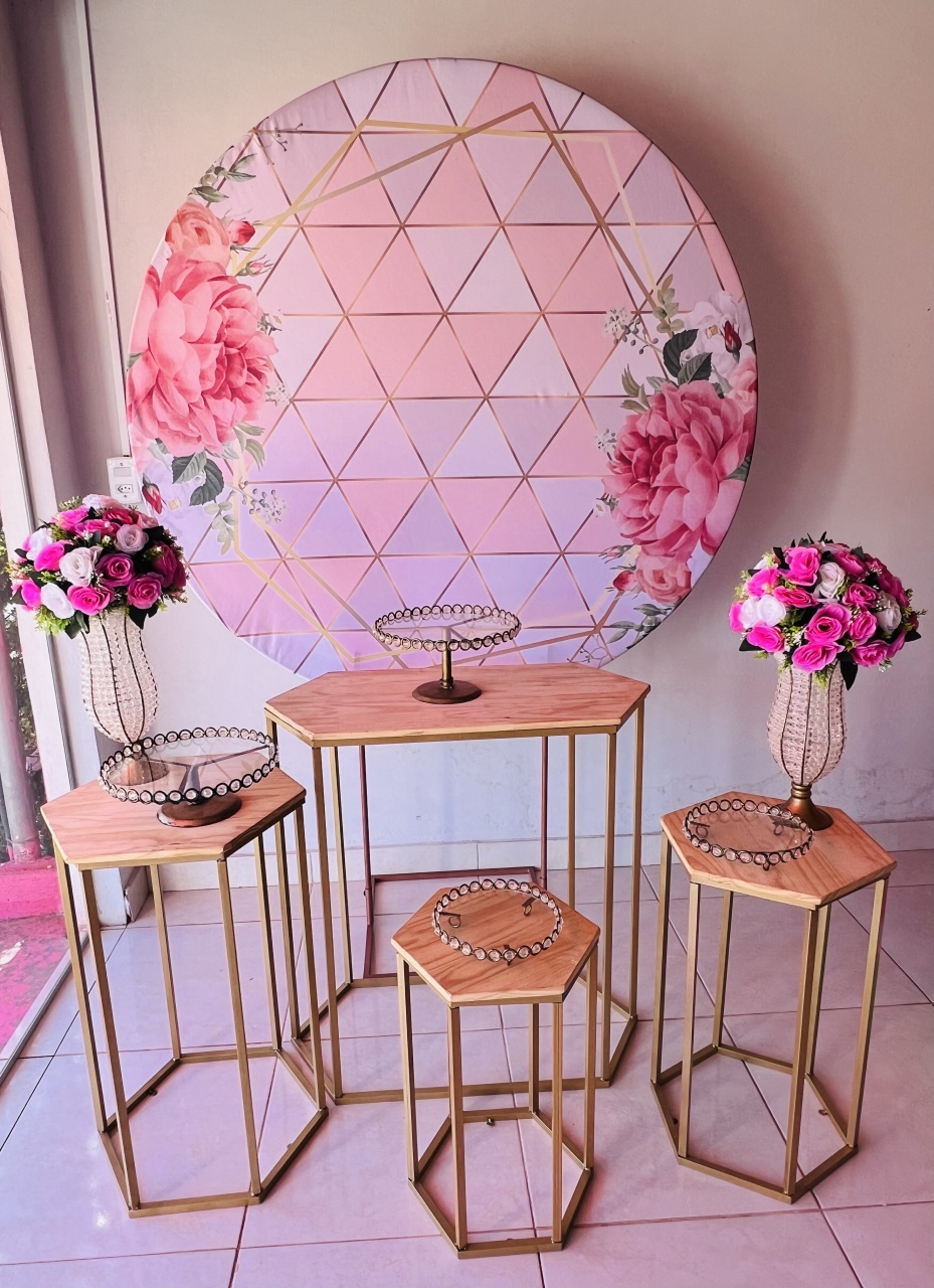 Pegue E Monte Floral Rosa Com Mesa Dourada - Aline Maura Loc e Decor
