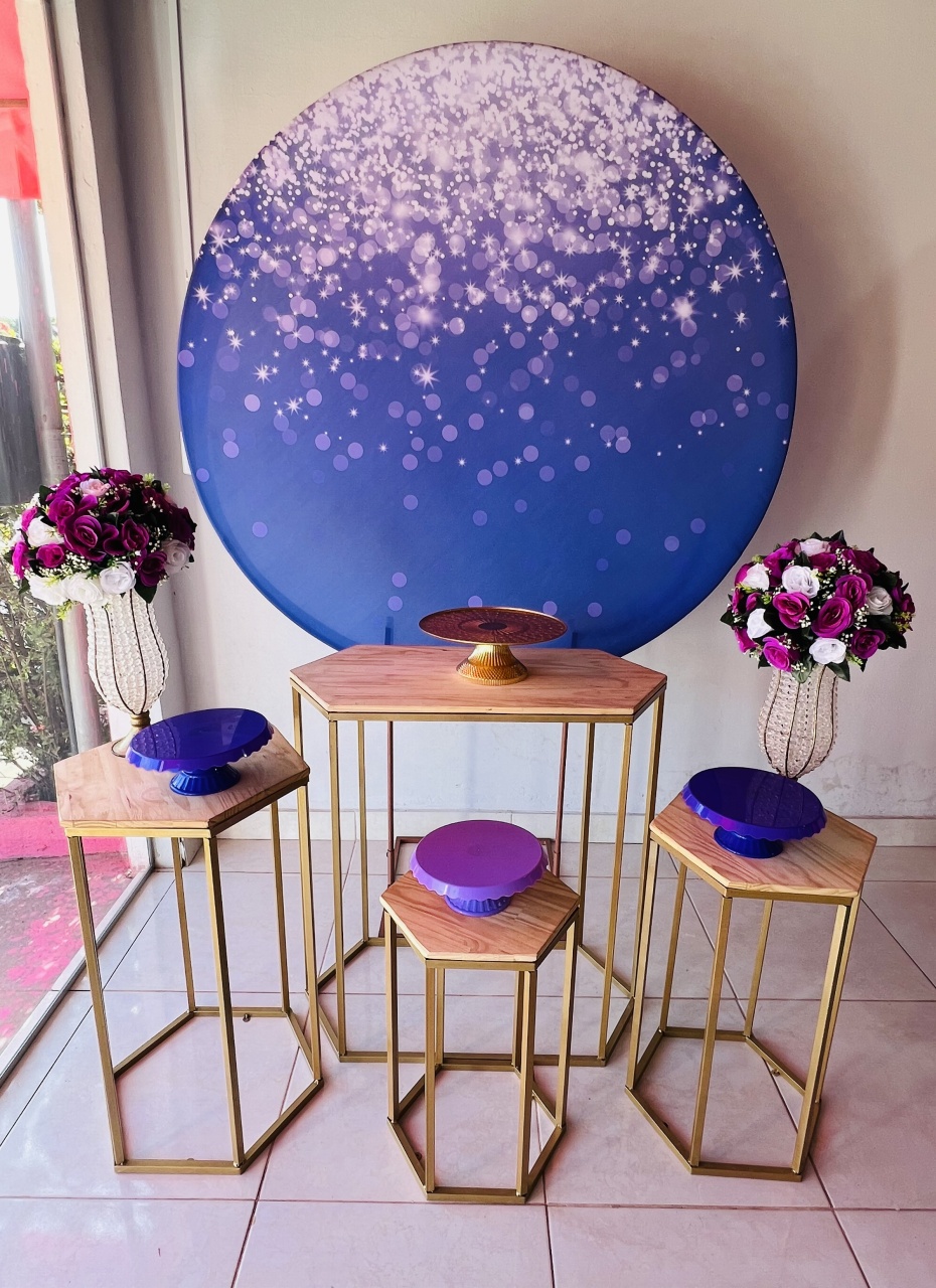 Pegue E Monte Roxo Com Brilho E Mesa Dourada - Aline Maura Loc e Decor