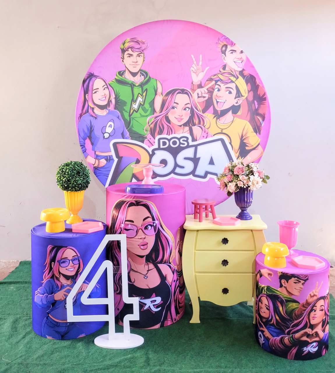 Emily Vick | dos Rosa Com Cômoda Amarela - Ágata pegue monte e decore 
