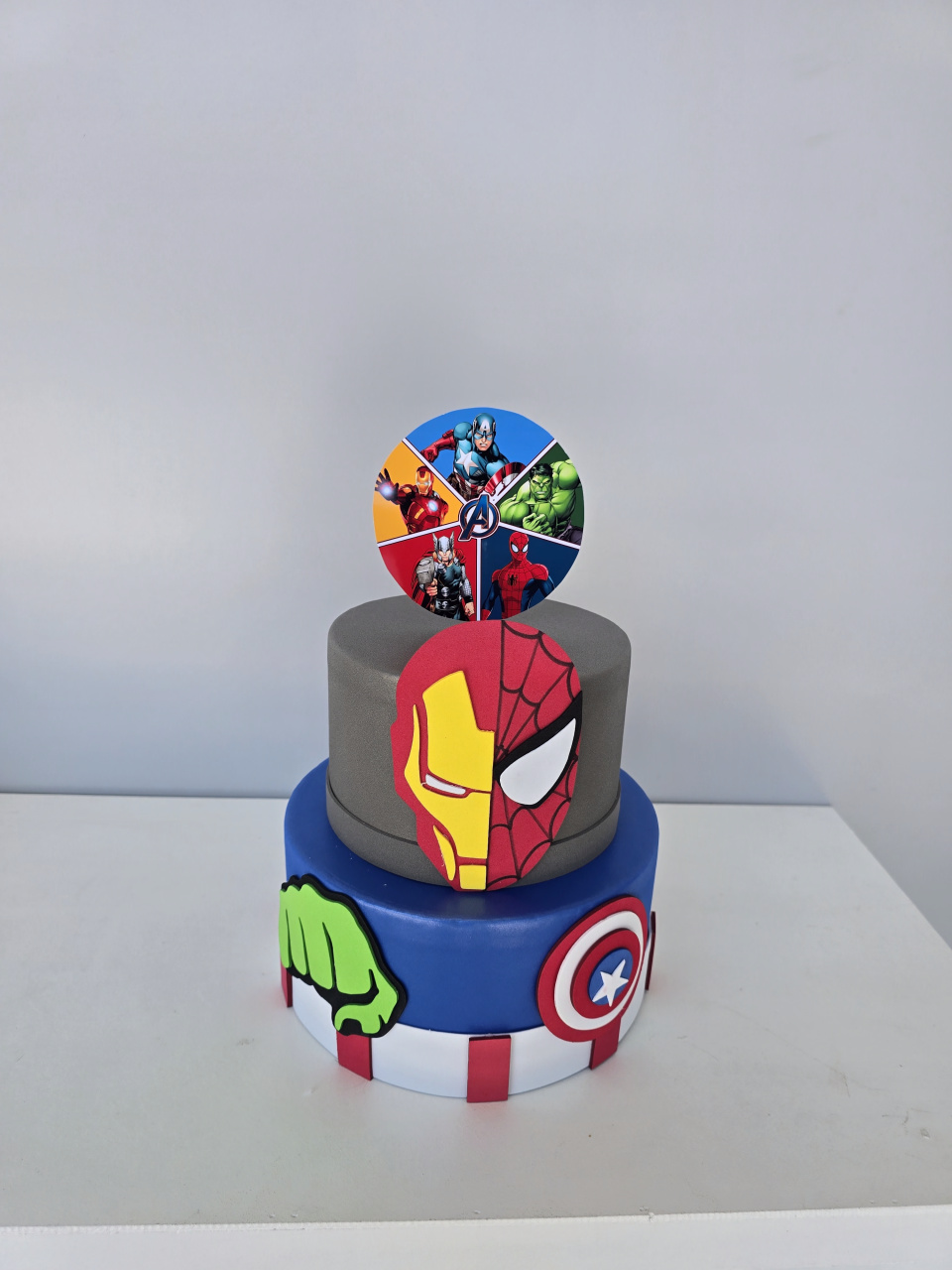 Bolo Fake 2 Andares Vingadores - Flor de Minas Artes Artesanais ltda
