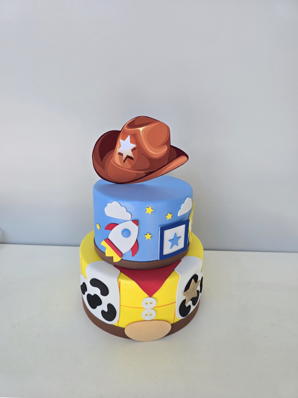 Bolo Fake 2 Andares Toy Story - Flor de Minas Artes Artesanais ltda