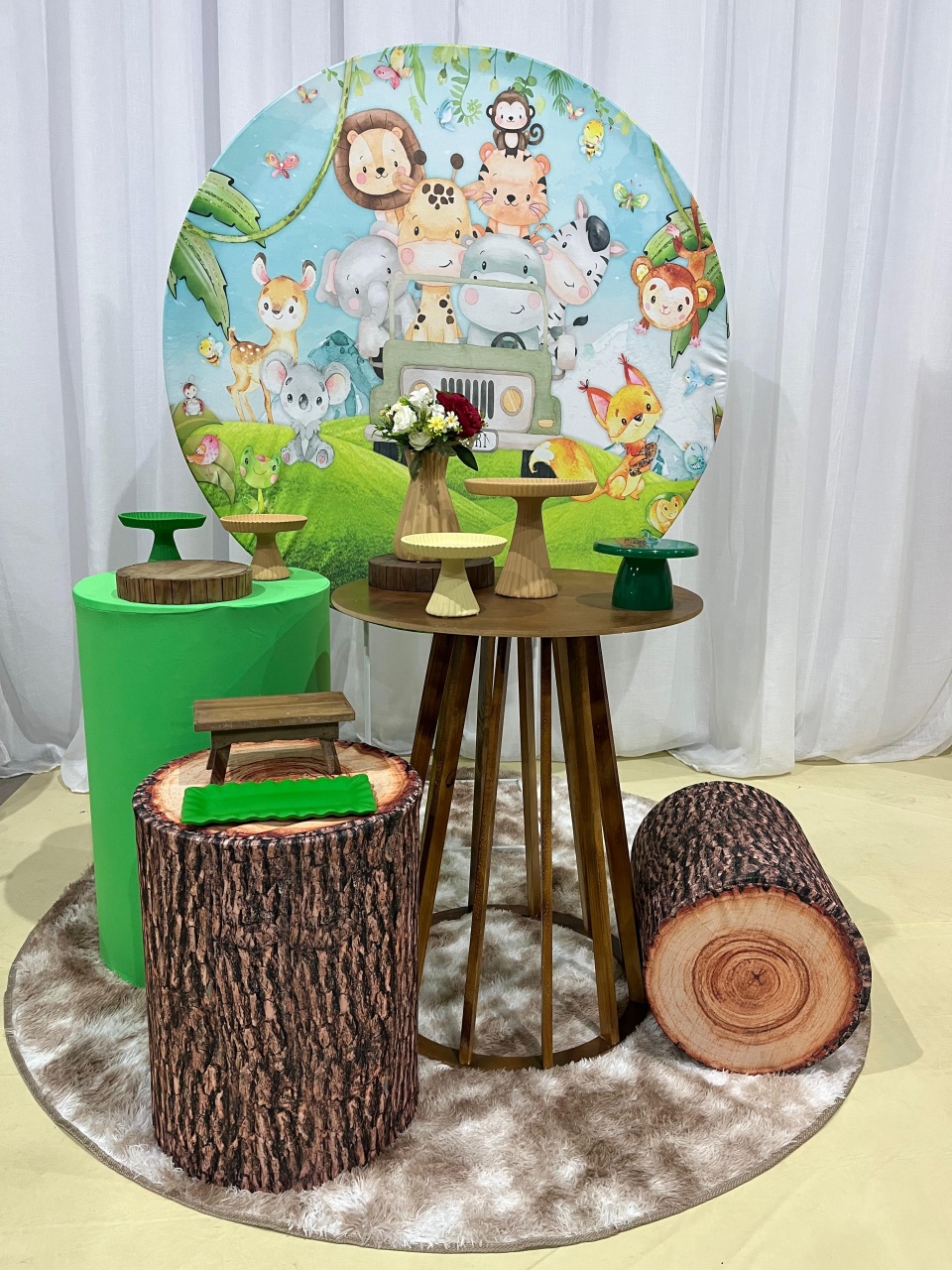 Pm02 Doce Encanto Safari /Painel+Trio de Cilindros+Mesa de Pé Ripado+Tapete+Boleira+Bandejas - Encanta Festas 