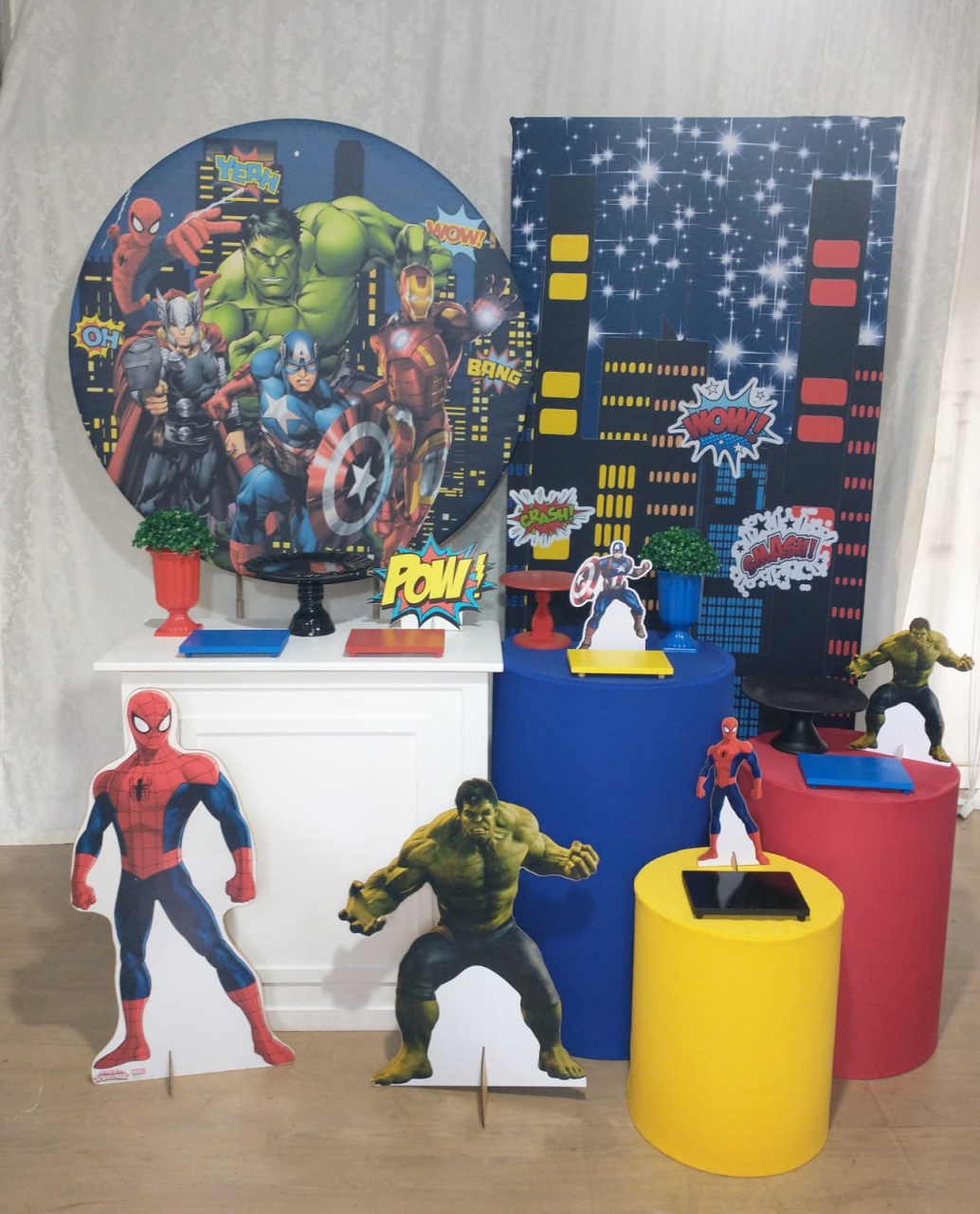 Vingadores - 2 Painéis E Quarteto de Mesas - Crie e Personalize Pegue e Monte