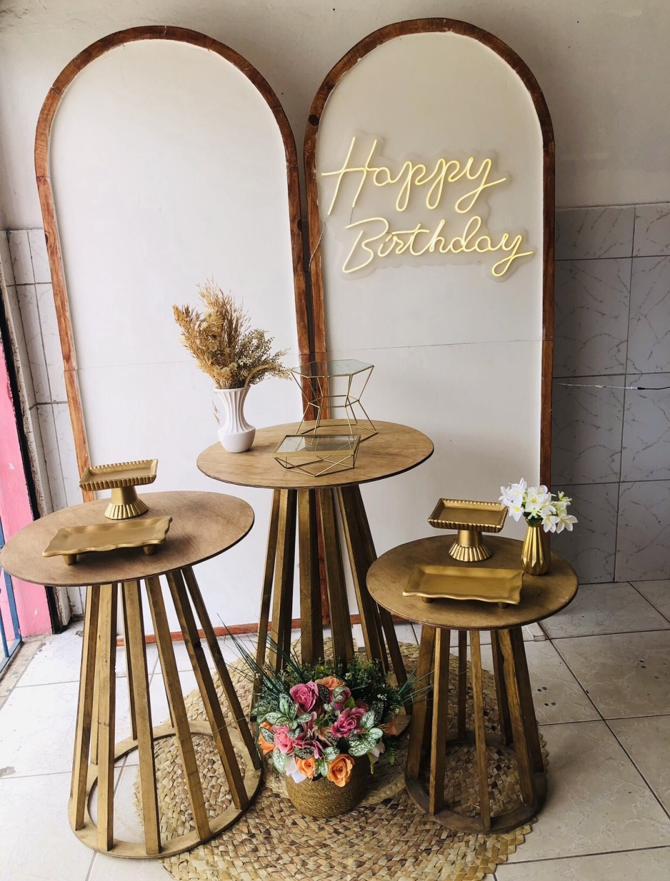 Kit Com 2 Painéis Romanos Madeira E Mesas Ripadas - Decorando.sonhos