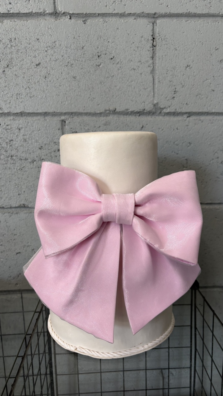 Bolo Fake Laço Branco - Toque Mágico Decoração e pegue e monte