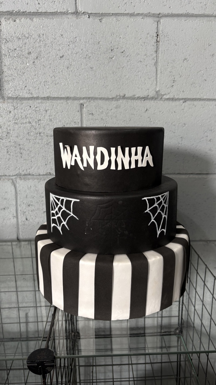 Bolo Fake Wandinha - Toque Mágico Decoração e pegue e monte