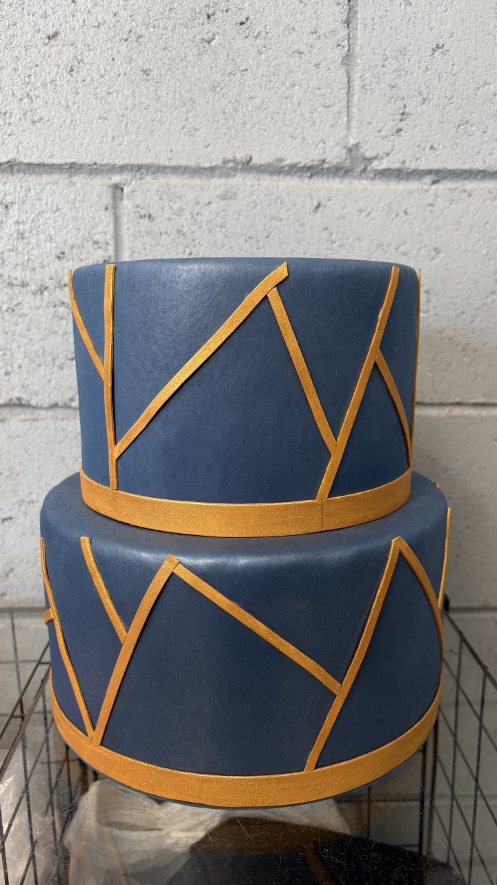 Bolo Fake Azul E Dourado - Toque Mágico Decoração e pegue e monte