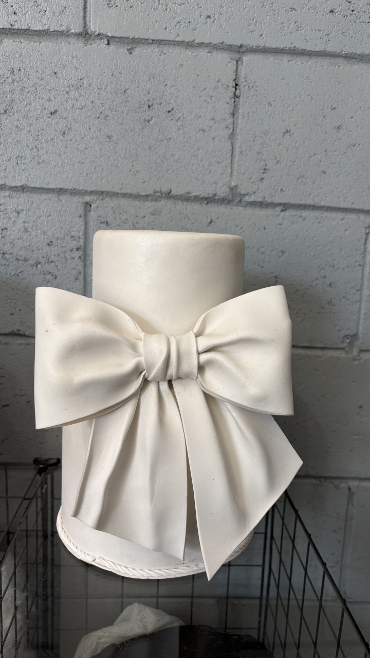 Bolo Fake Laço Branco. - Toque Mágico Decoração e pegue e monte