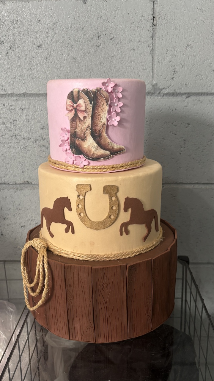 Bolo Fake Boiadeira - Toque Mágico Decoração e pegue e monte