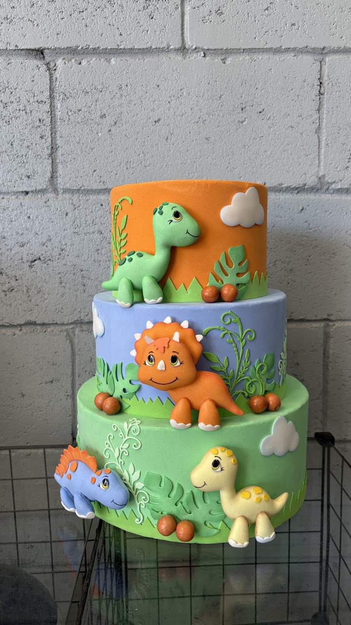 Bolo Fake Dino Baby - Toque Mágico Decoração e pegue e monte
