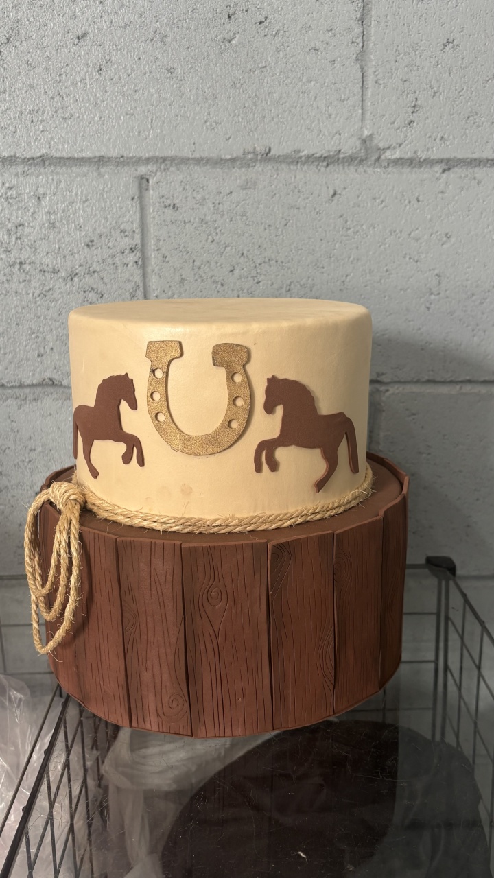 Bolo Fake Cautry - Toque Mágico Decoração e pegue e monte