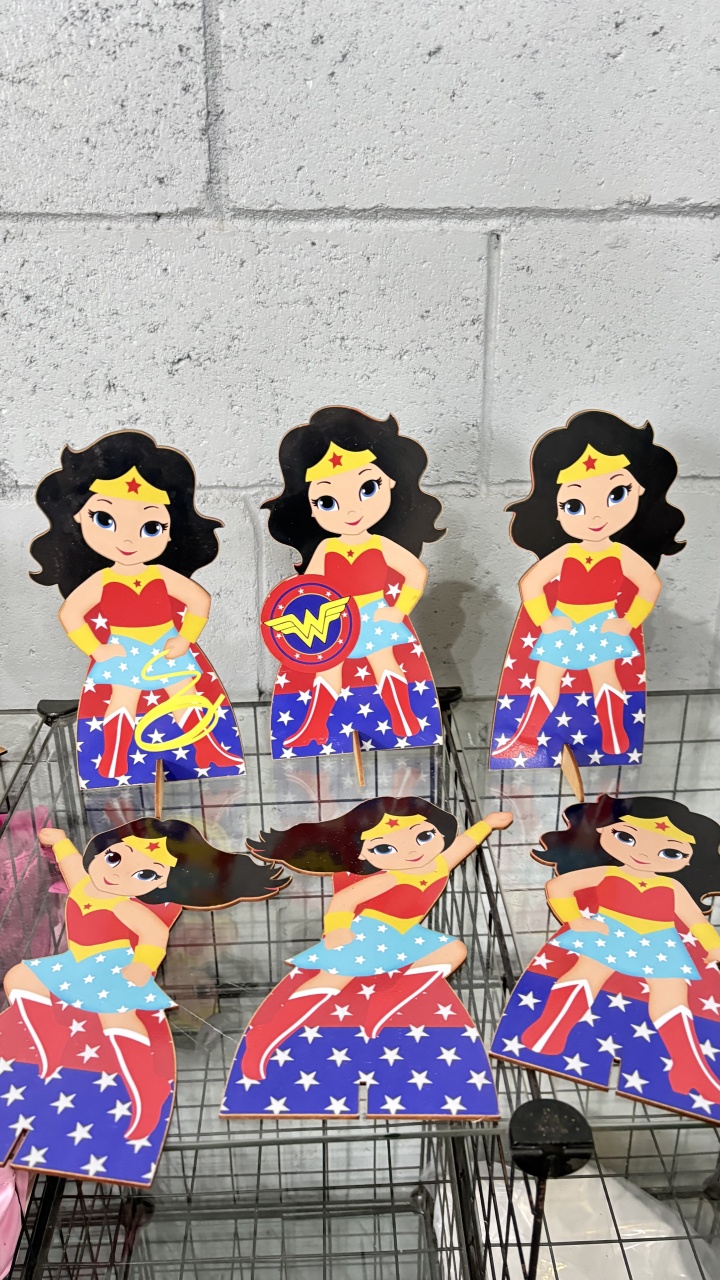 Kit Display Pequeno Mulher Maravilha - Toque Mágico Decoração e pegue e monte