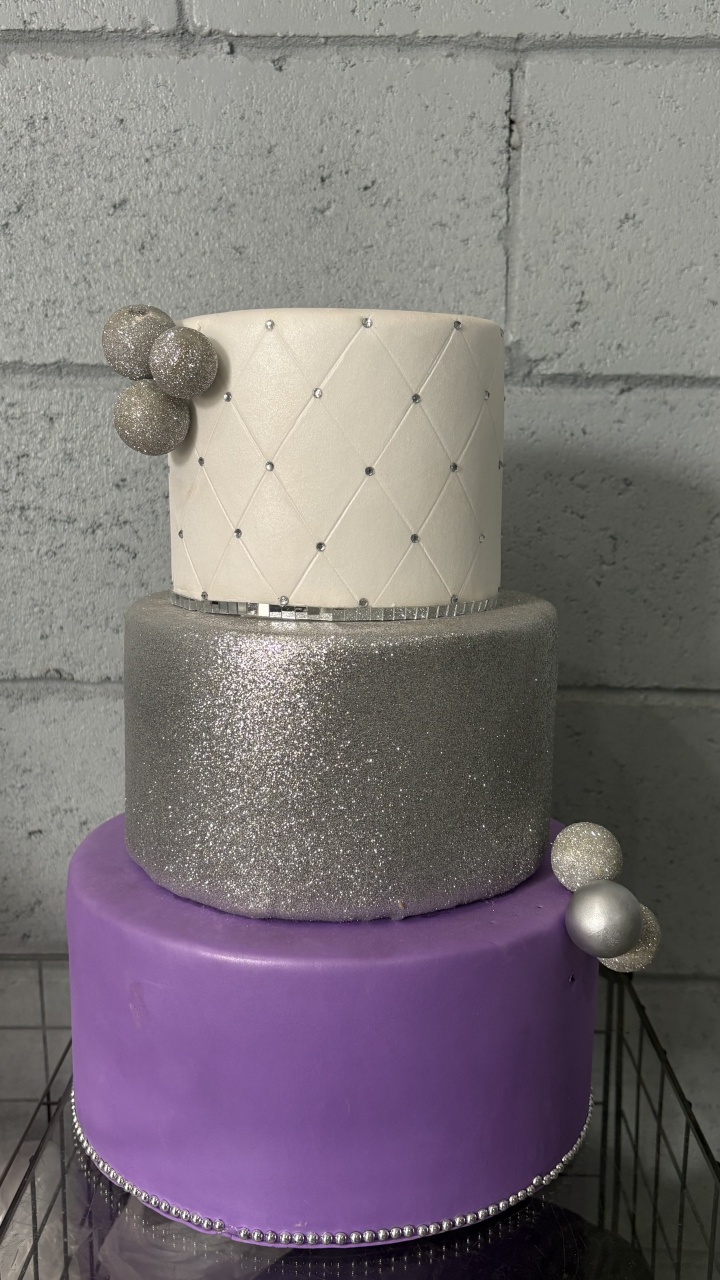 Bolo Fake Roxo E Prata - Toque Mágico Decoração e pegue e monte
