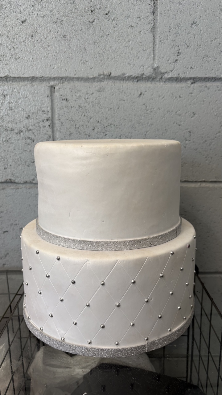 Bolo Fake Branco E Prata - Toque Mágico Decoração e pegue e monte