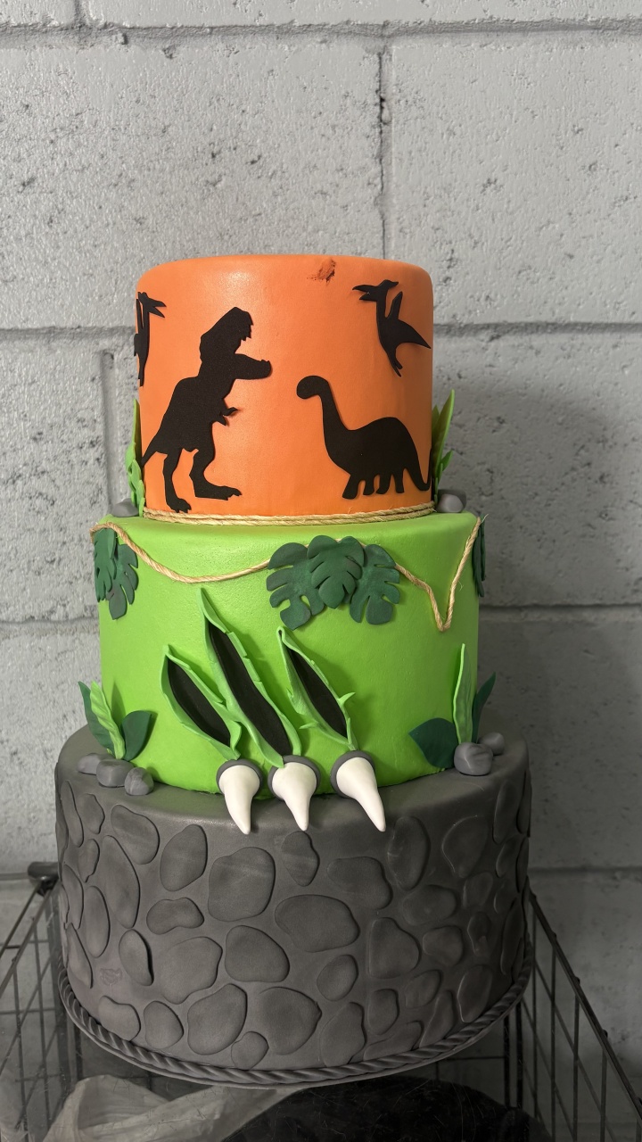 Bolo Fake Dinossauro - Toque Mágico Decoração e pegue e monte