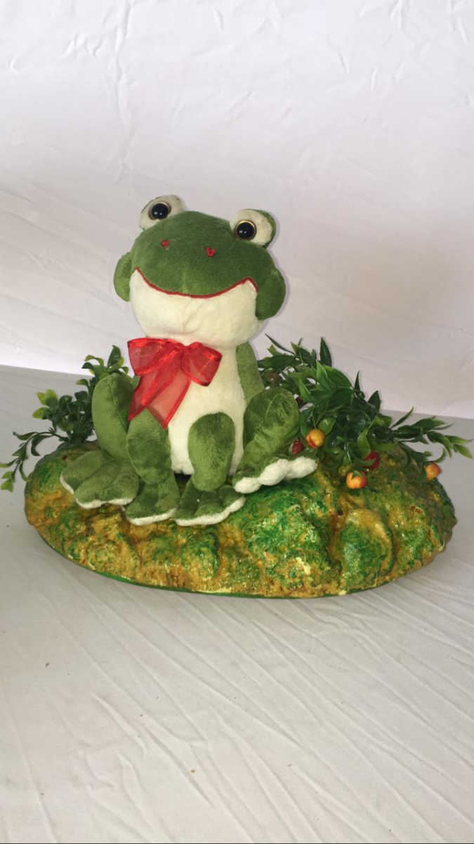 Sapo Na Grama C/ Laço Vermelho - Boutique festa locações 