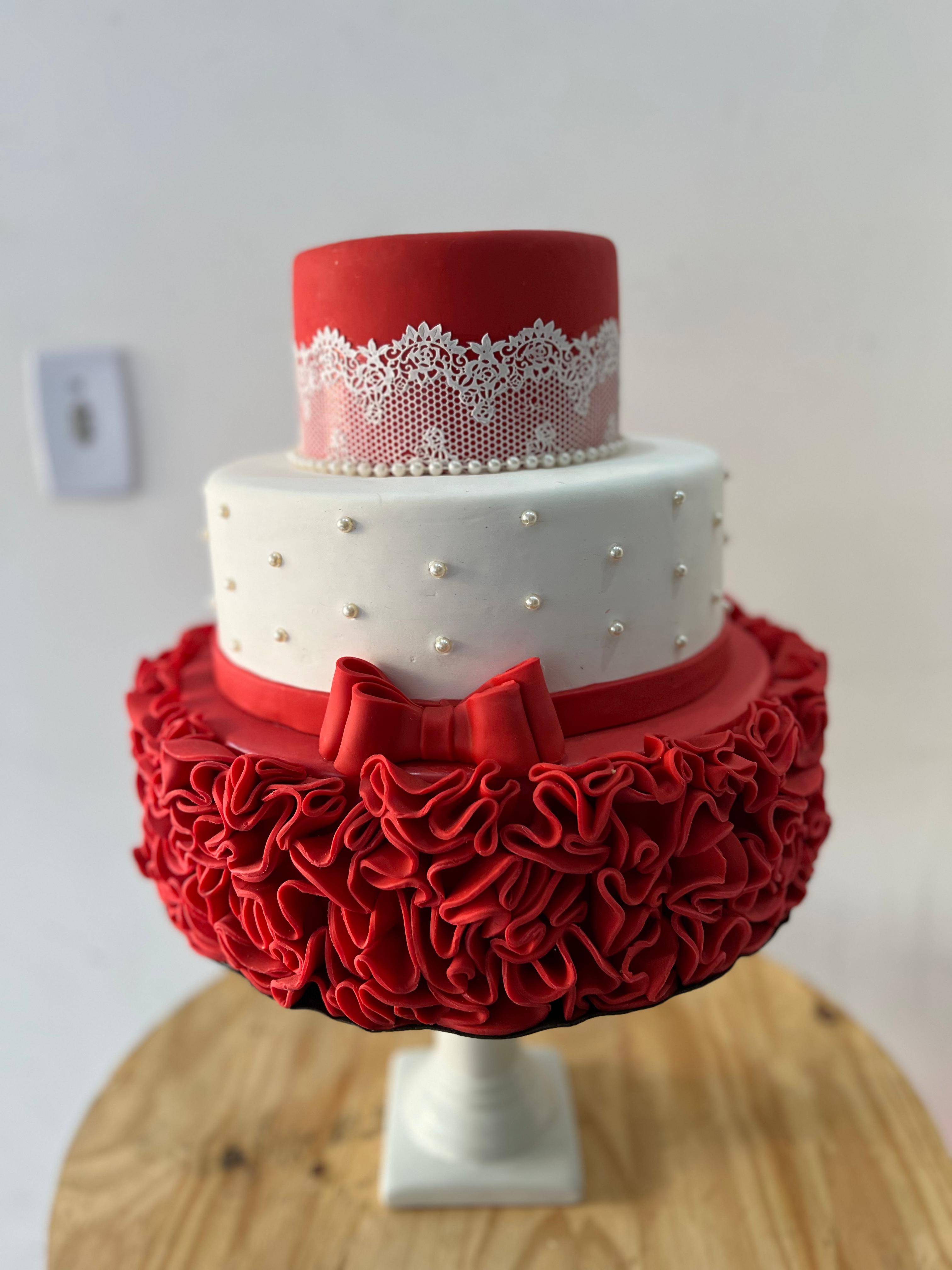 Bolo Fake  Vermelho Babado Biscuit - Boutique festa locações 