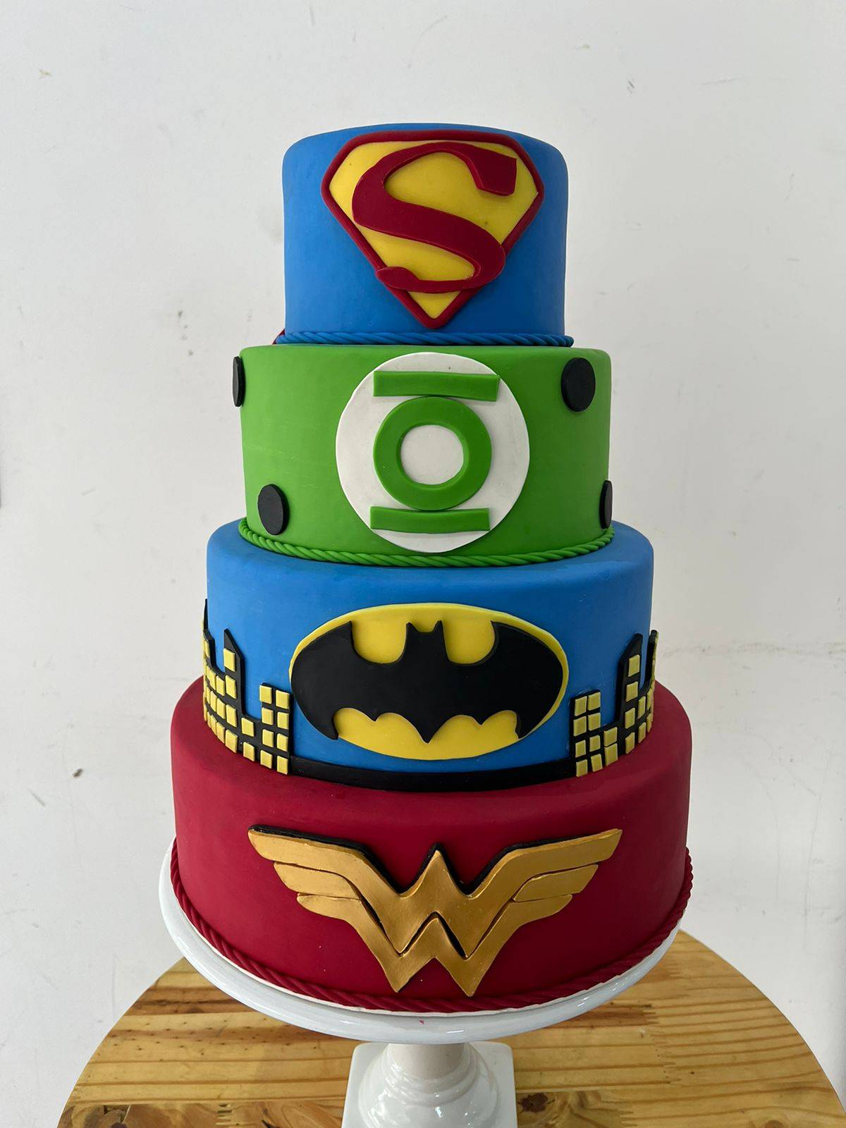 Bolo Fake  Herois Liga da Justiça Biscuit - Boutique festa locações 