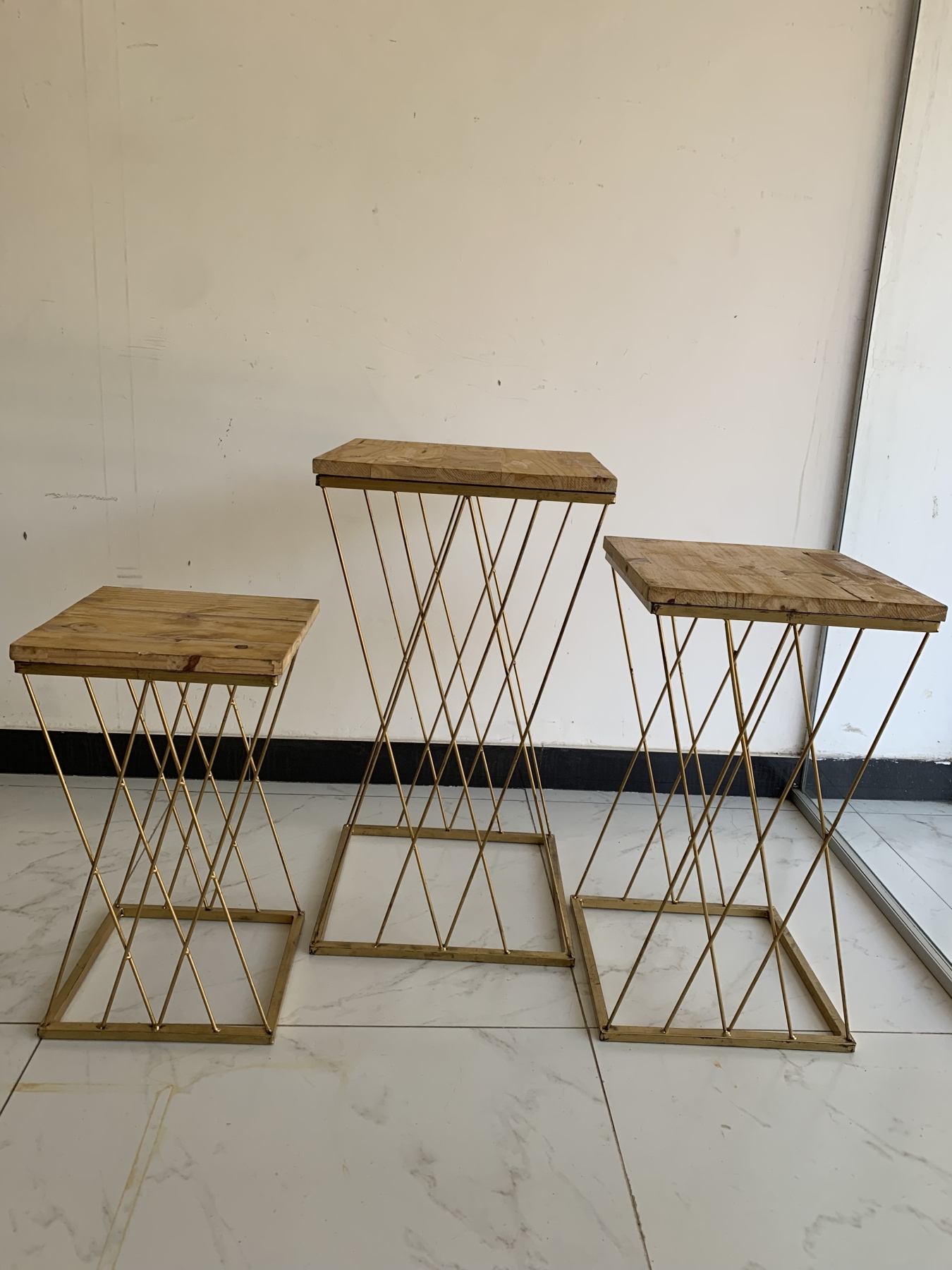 Conjunto 3  Mesas Ferro Dourada (Mobiliário) - Boutique festa locações 