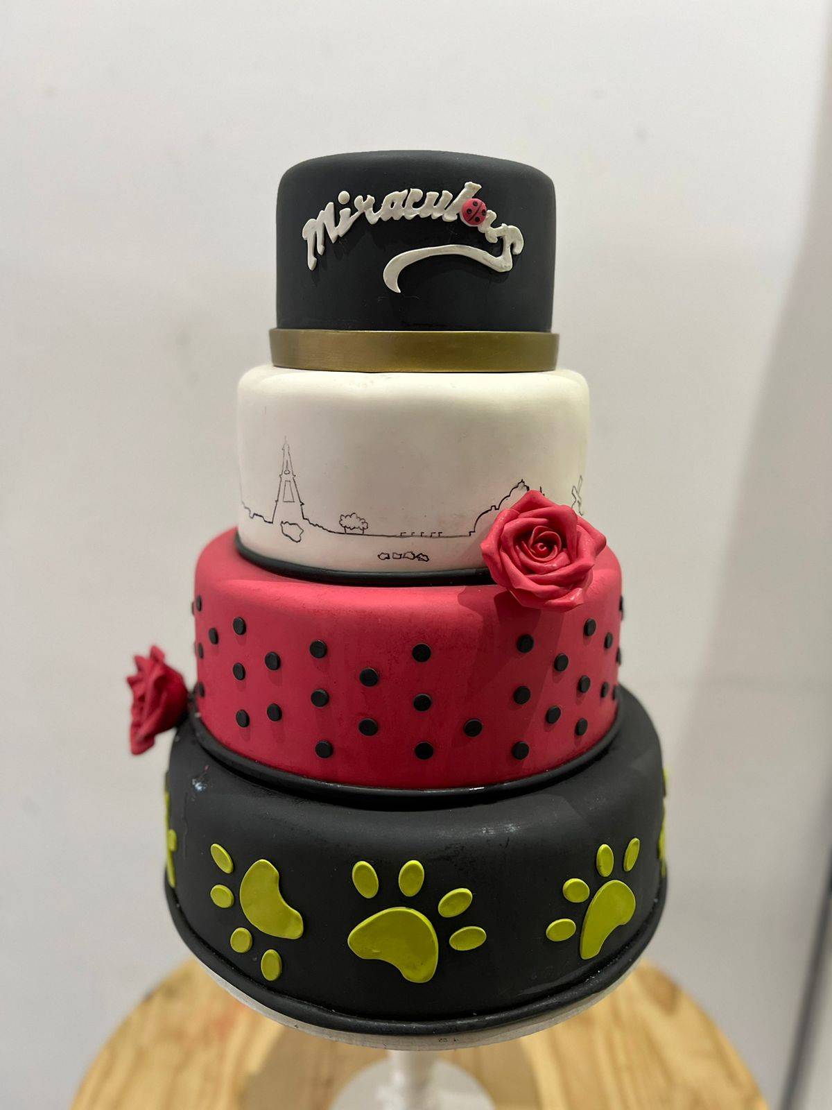 Bolo Fake  Miraculous / Ladybug Biscuit - Boutique festa locações 