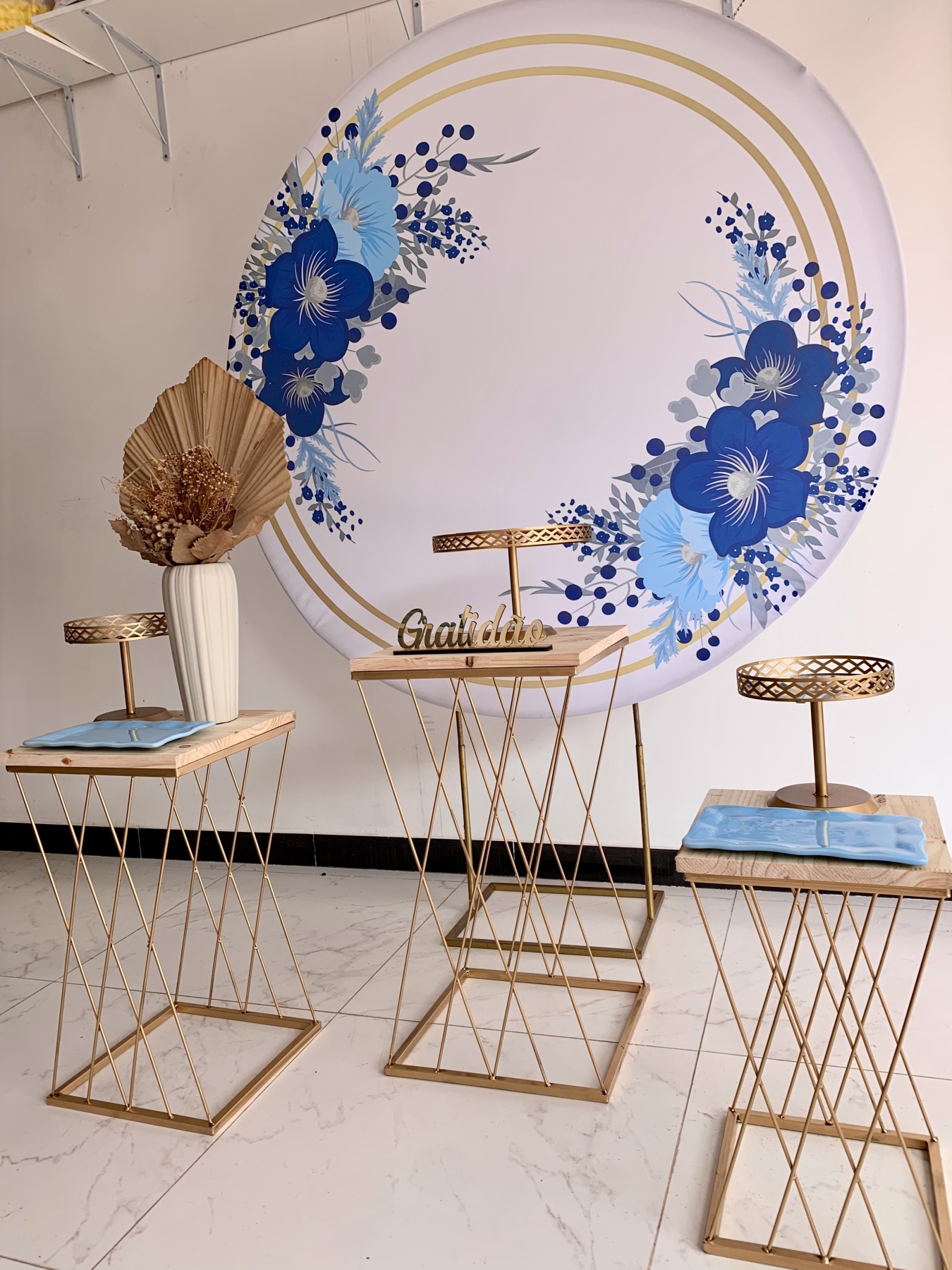 Floral Azul E Dourado  Gratidão - Boutique festa locações 