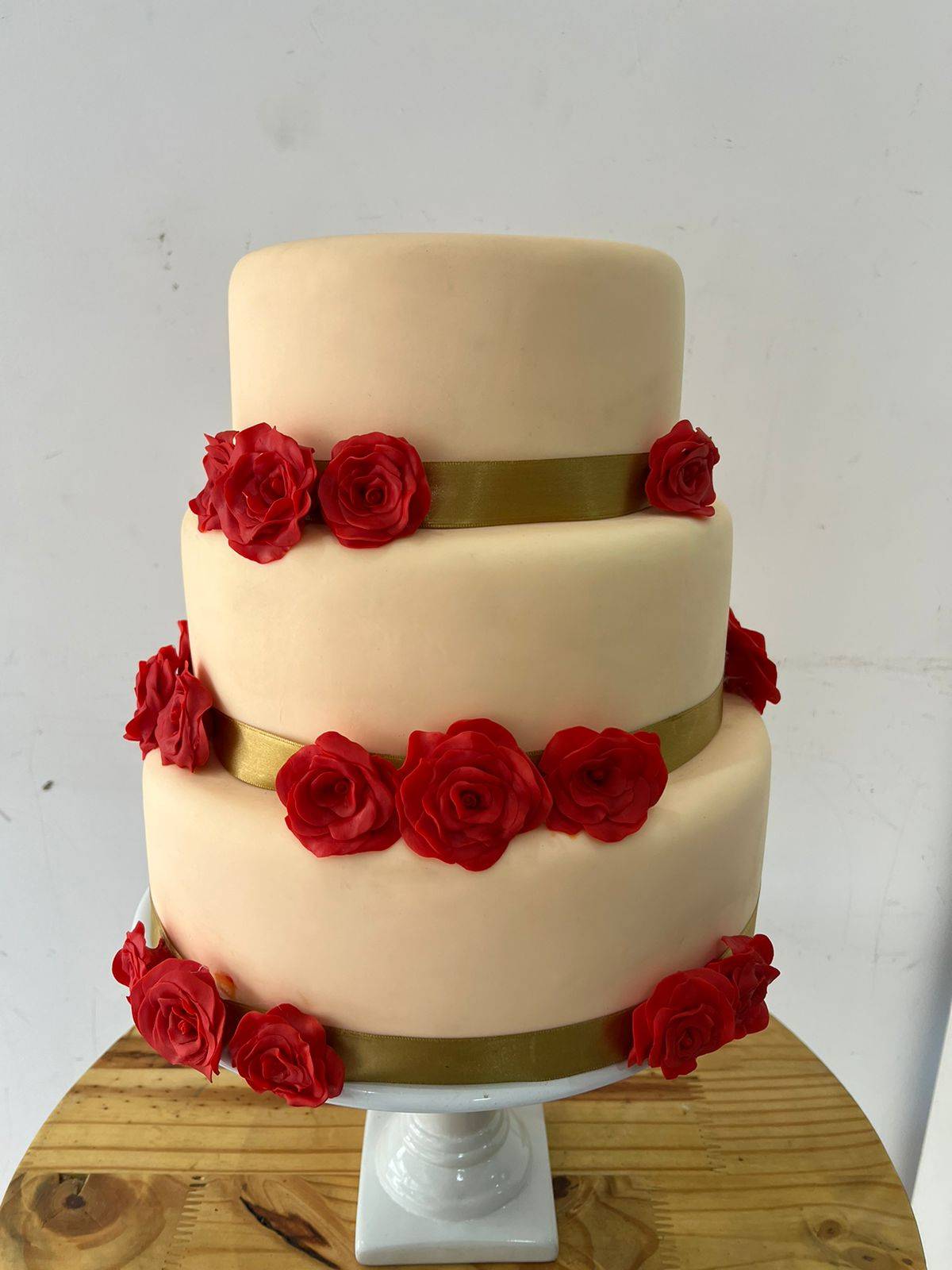 Bolo Fake  Salmão Com Dourado E Flores Vermelhas Biscuit Adulto - Boutique festa locações 