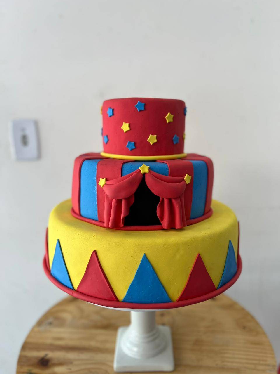 Bolo Fake  Circo  Biscuit - Boutique festa locações 