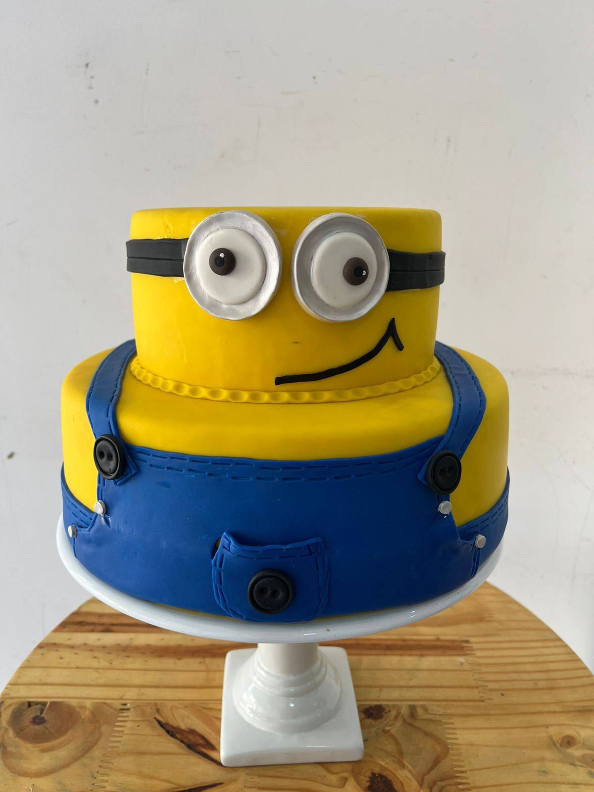 Bolo Fake  Minions Biscuit - Boutique festa locações 