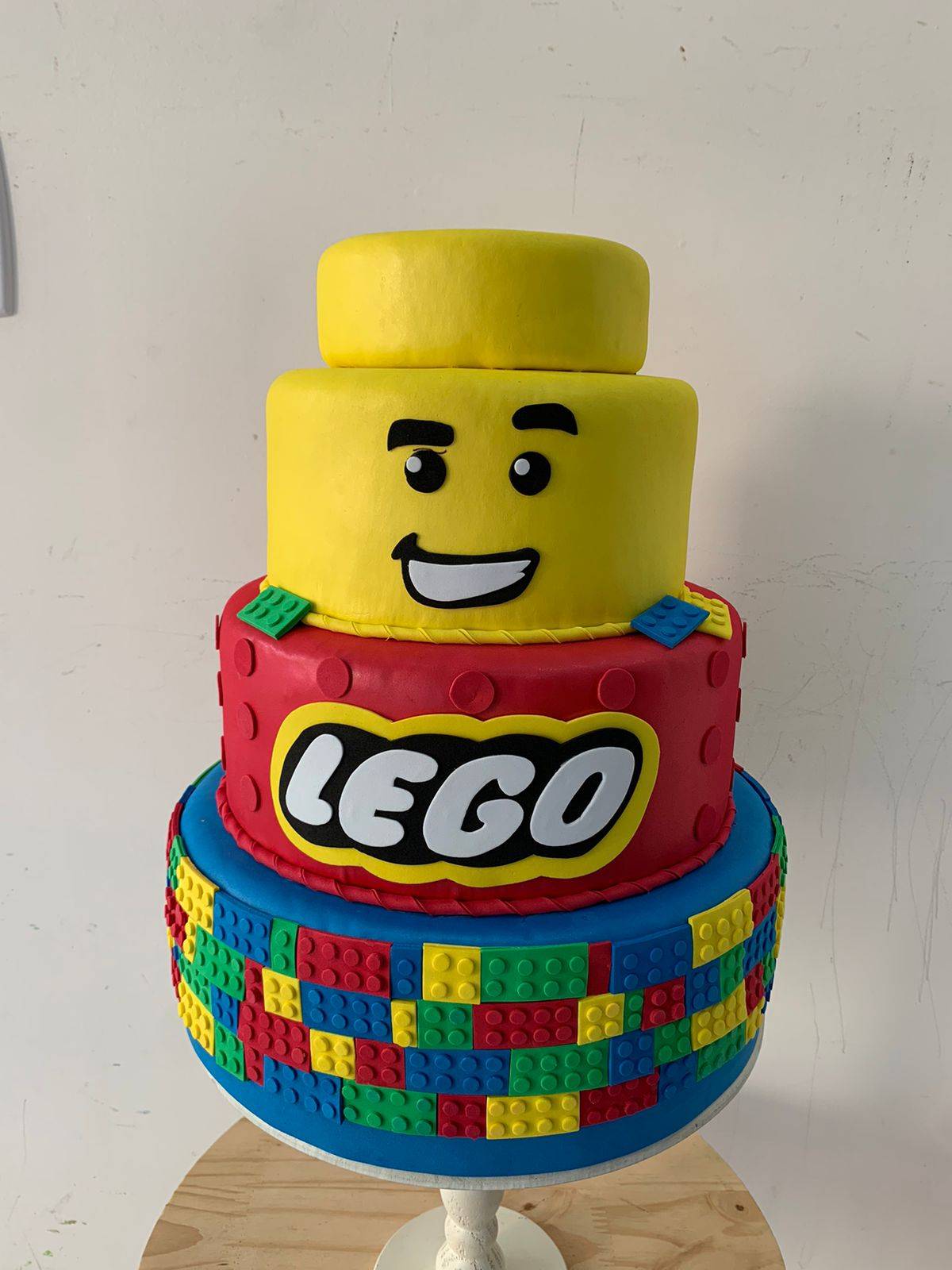 Bolo Fake Eva Lego - Boutique festa locações 